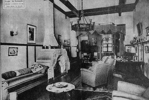 Vista interna de um dos cômodos da casa-sede do Haras Jaçatuba em foto da década de 1930.