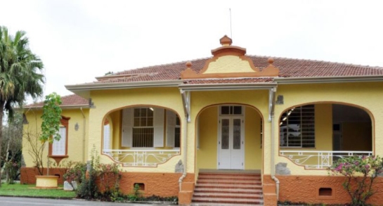 Casa-sede do antigo Haras Jaçatuba, hoje Escola Municipal.